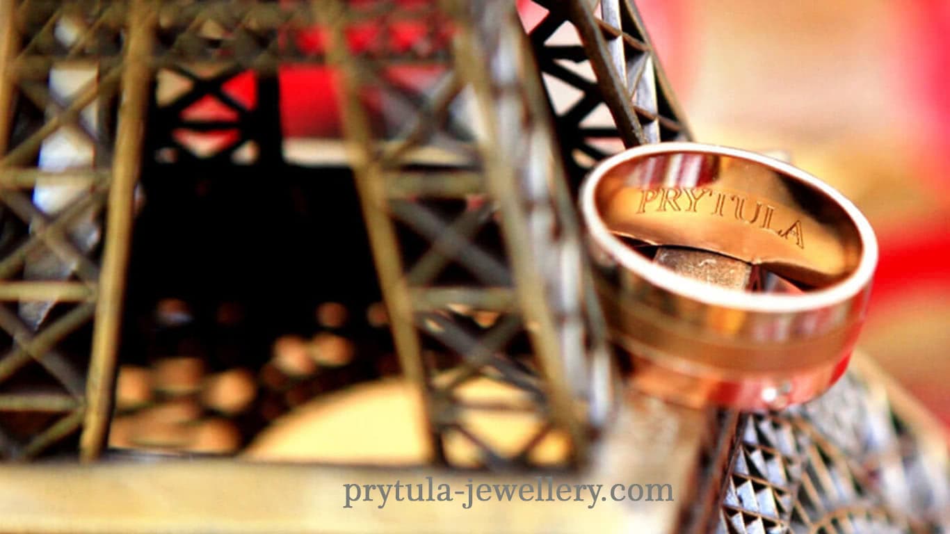 Широкое обручальное кольцо с бриллиантами