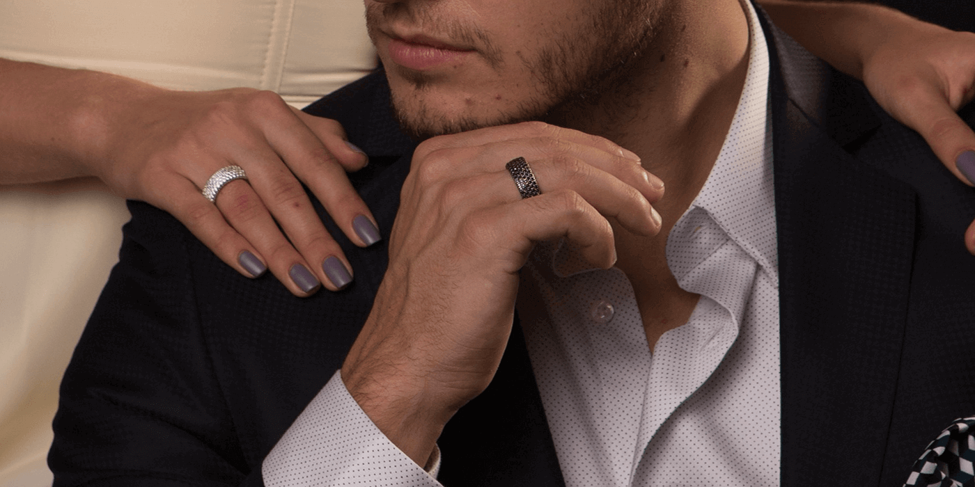 Бриллианты муж купил. Красивые мужские руки. Обручальные кольца для мужчин. Мужские кольца на руке. Мужское обручальное кольцо на пальце.